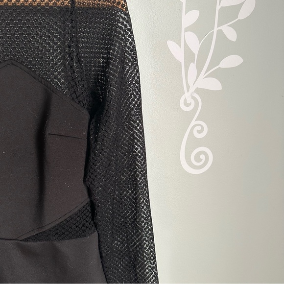 Lightweight Mesh Cut-Out Top from Dynamite in size M. - Picture 4 of 8